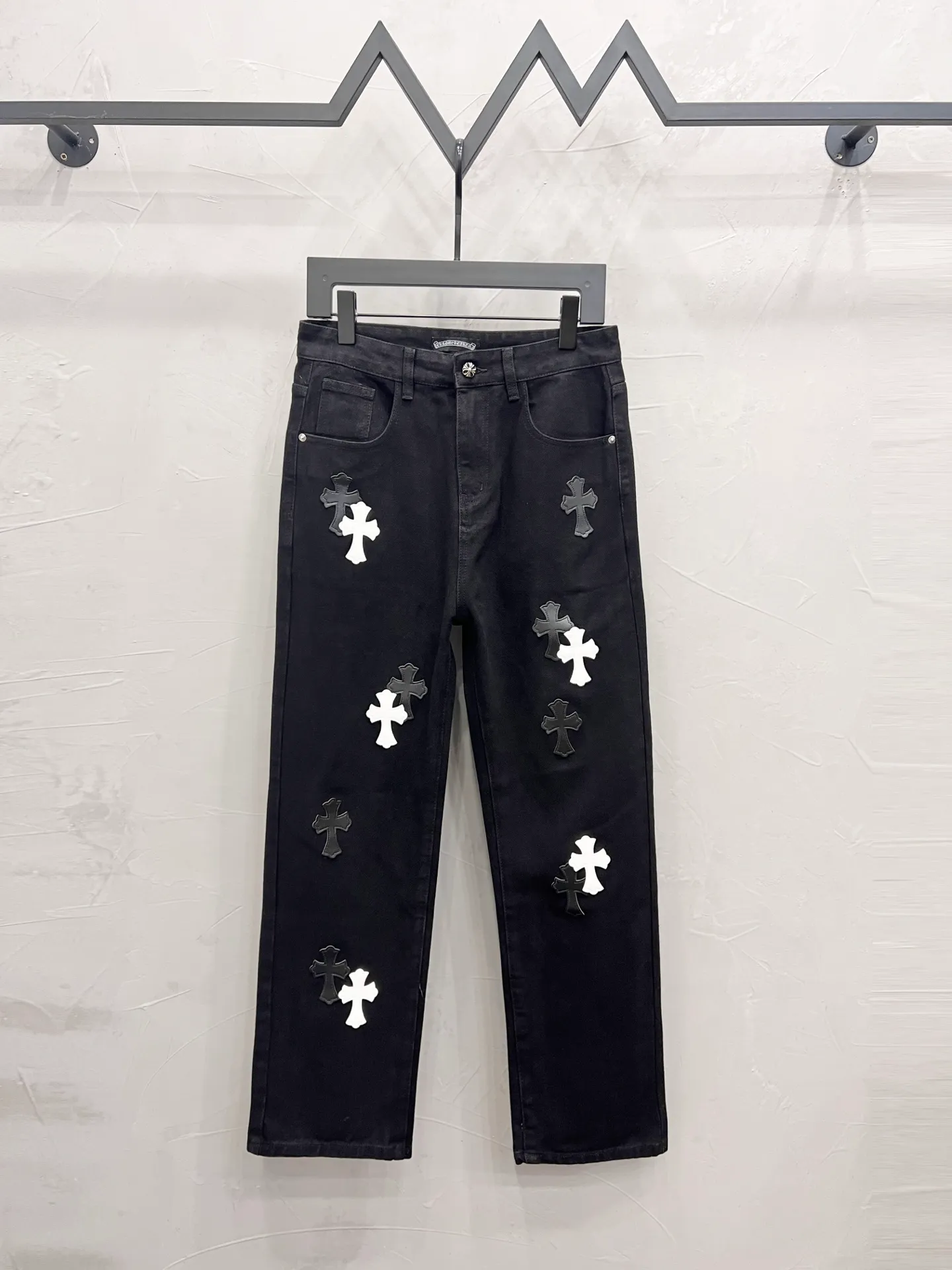 P240 Style number: [M1800] Chrome hearts & Chrome hearts 25ss black and white leather cross patch jeans CH Chrome hearts double knee cross patch leather bo1 version straight work pants B136 Chrome hearts Sanskrit overalls Price 24W level, patched cross flower embellishment, high waist washed jeans! ! Absolutely high-end luxury products, 1.9W level god-level single products, super popular products, made by top heavy industry, not to be missed. About Zangyin, this is an extremely luxurious fashion brand, which can also be called the nobles of the high street. It has always been an exclusive brand of some hipsters or rich second generation. Compared with ordinary high streets, it is more luxurious and noble. Compared with luxury brands, it has a more fashionable personality and has always been a brand that I have a special liking for. Imported yarn is custom-woven into a high-density twill canvas. While ensuring a crisp silhouette, the fabric feels very delicate. It follows the B01 classic silhouette. The upper body is crisp and stylish. The ready-made garments are stone-ground and fermented and can be matched with any style. Buttons and zinc-drawn washables are genuine YKK retro metal products. Double-layered canvas on the front. Perfect details. All hardware is perfect. Size: 28-30-32-34-36 Color: Black